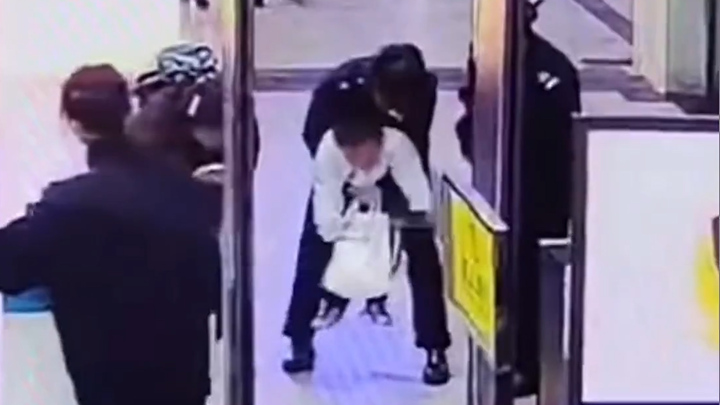 Nhân viên an ninh cứu bé trai hóc dị vật đường thở