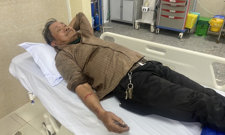 Thanh kim loại hàng chục kg rơi từ trên cao, trúng người đi đường ở Nha Trang