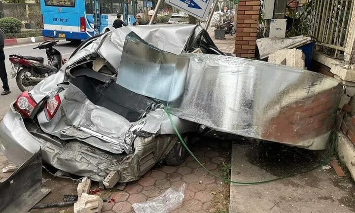 Cuộn thép rơi đè nát xe con: 'Tiếng rầm như động đất mà tài xế không hay biết'