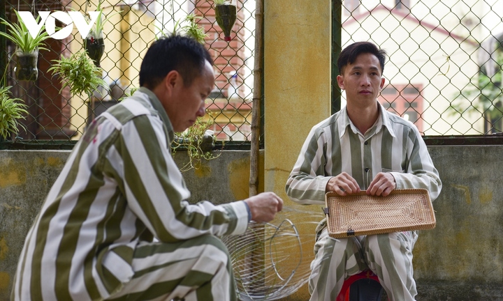 Phạm nhân nước ngoài học nghề đan giỏ cói trong trại giam Việt Nam