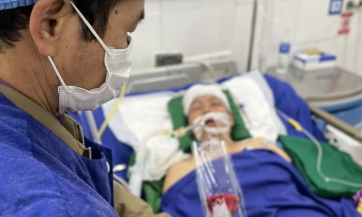 Xúc động chồng ung thư phổi lần đầu mua hoa tặng vợ đang hôn mê