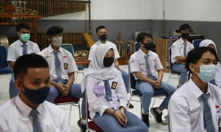 Học sinh đến trường lúc 5h30 sáng, phụ huynh Indonesia phẫn nộ 