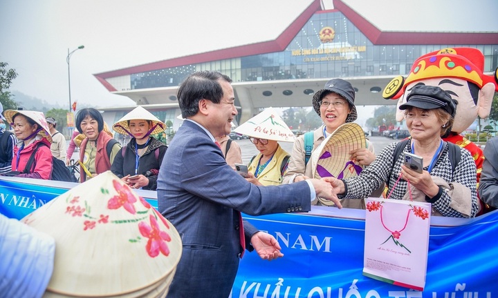 Việt Nam đón đoàn khách du lịch Trung Quốc đầu tiên sau 3 năm