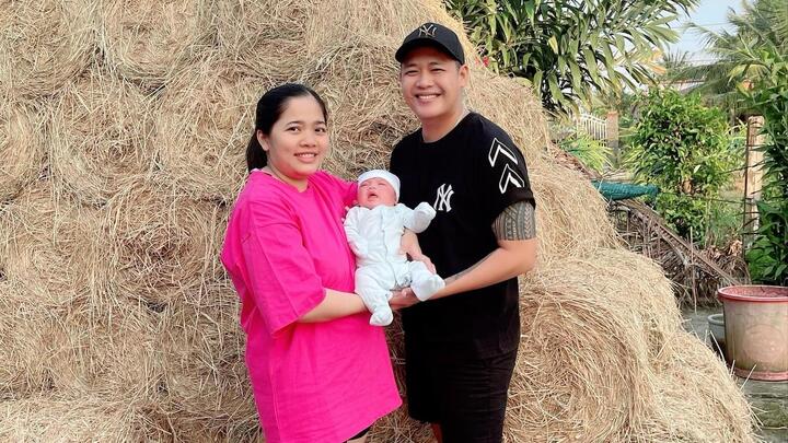 'Hot boy trà sữa' lần đầu khoe ảnh chụp cùng quý tử 1 tháng tuổi