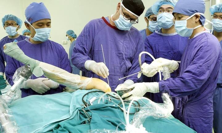 Đủ vật tư hoá chất, Bệnh viện Việt Đức mổ phiên trở lại