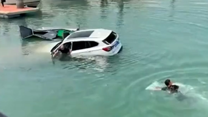 Tài xế lùi ô tô bất thành, xe sang lao xuống biển 