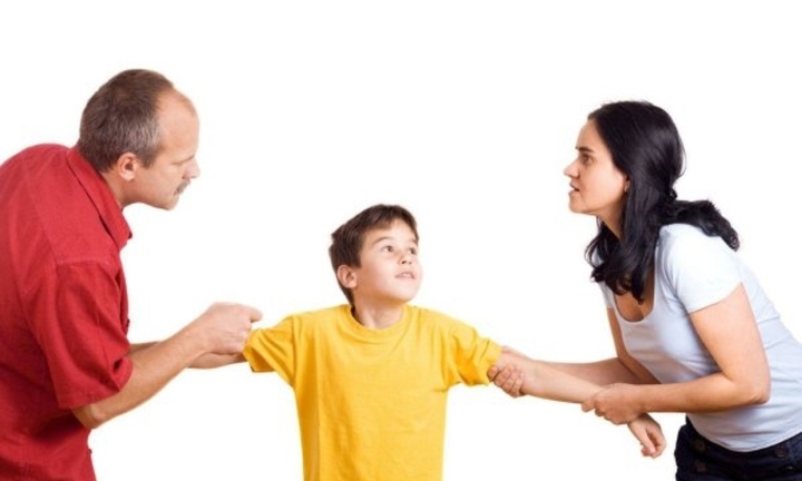 Vợ bỏ đi với nhân tình, khi con 2 tuổi quay về giành quyền nuôi con được không?