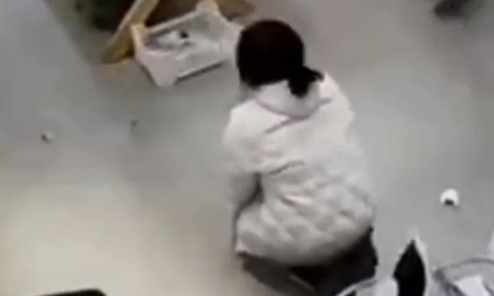 Cô gái 28 tuổi bị bố mẹ kiểm soát tới nỗi đôi giày 700 nghìn cũng không được mua