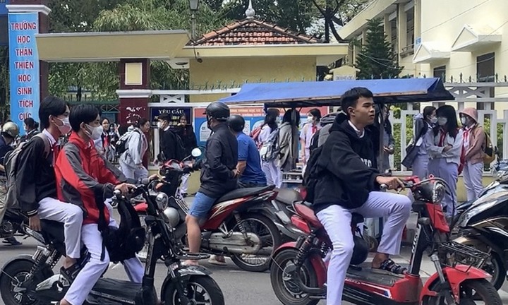 Học sinh Quy Nhơn vượt đèn đỏ, không mũ bảo hiểm 'như chưa có luật giao thông'