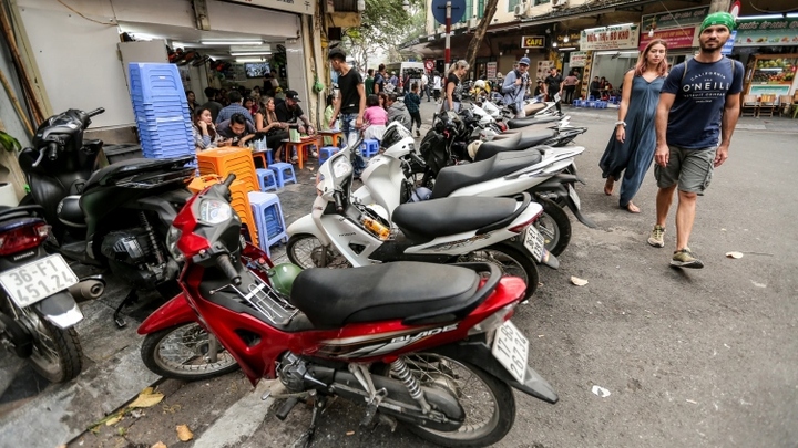 Sân chơi khu tập thể biến thành 'chợ cóc' ở Hà Nội