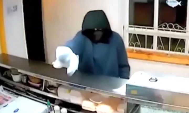 Cầm chuối bọc nylon đi cướp, thanh niên gặp 'cái kết đắng'