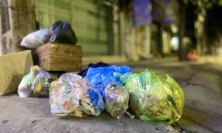 Để rác sang nhà hàng xóm bị xử lý thế nào?