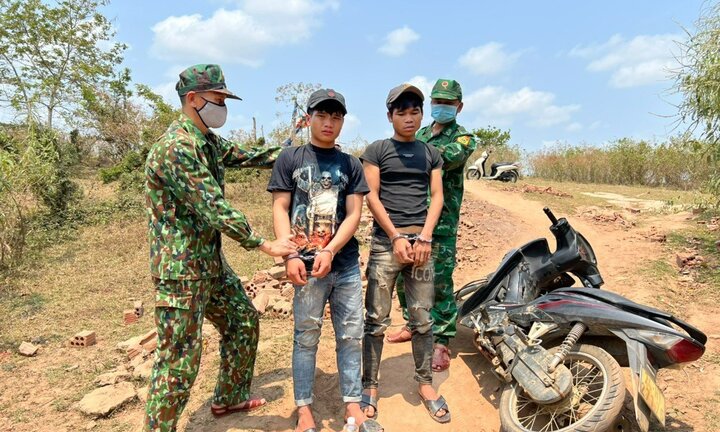 Truy bắt hai thanh niên Quảng Trị chạy xe máy sang Lào mua ma tuý về sử dụng