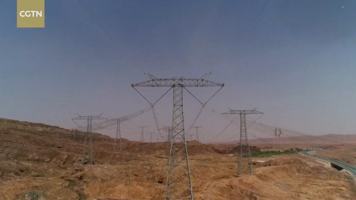 Đường dây truyền tải điện siêu cao áp dài gần 1.000km ở Trung Quốc