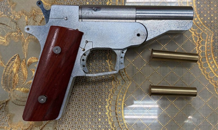 Phát hiện linh kiện súng tự chế trong kiện hàng gửi từ sân bay Đà Nẵng ra Hà Nội