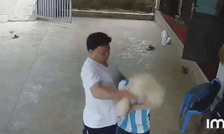 Triệu tập người đàn ông đánh đập dã man cậu bé 14 tuổi