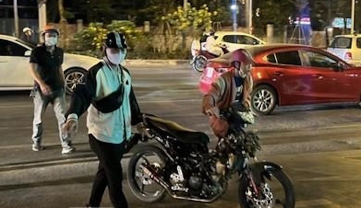 Cảnh sát 141 hóa trang tóm loạt xe phân khối lớn độ pô gây náo loạn đường phố