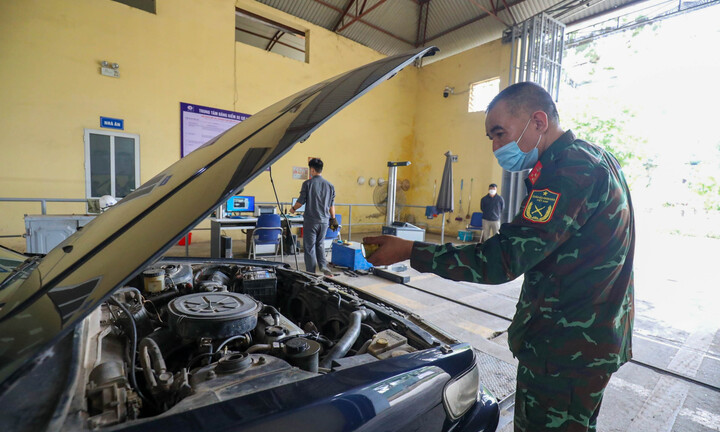 Ngày đầu kiểm định viên quân sự chi viện hoạt động đăng kiểm ở Hà Nội