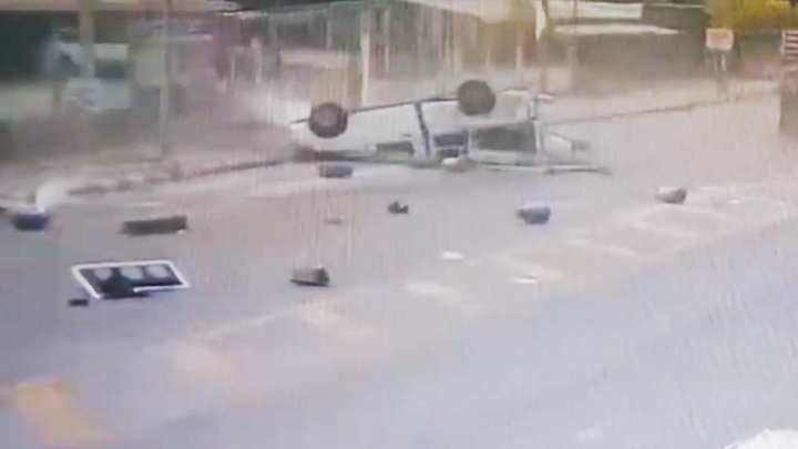 Xe bán tải lật nhào, hàng chục bình gas rơi xuống đường