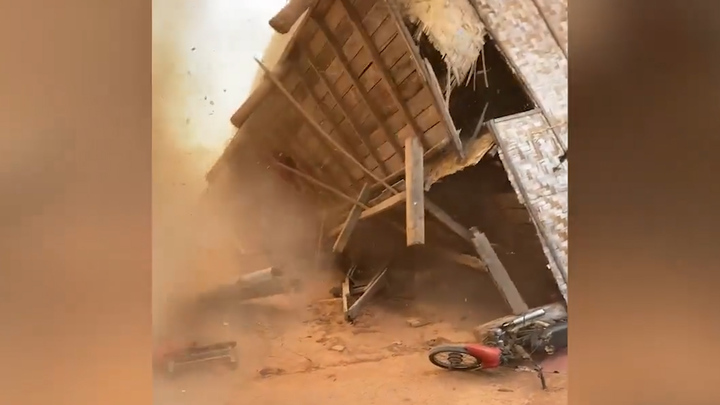 Lốc xoáy dữ dội xé toạc ngôi nhà