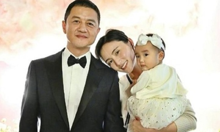 Vợ Hoa hậu lên mạng, tố Lý Á Bằng thiên vị con gái riêng