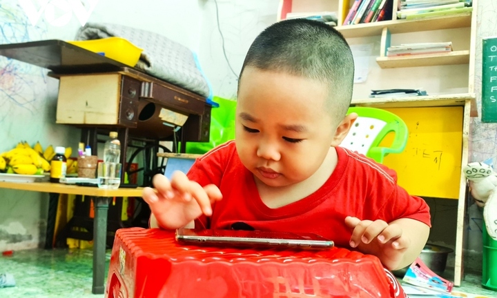 Bé 3 tuổi đọc sách trôi chảy, biết cả tiếng Anh