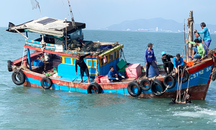 TP.HCM: Chìm thuyền trên biển Cần Giờ, cứu được 6 người, 1 người chết