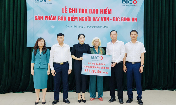 BIC trao gần 900 triệu đồng quyền lợi bảo hiểm cho khách hàng vay vốn