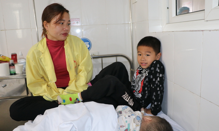 Xót thương mẹ đơn thân gồng gánh nuôi gia đình 5 người bệnh tật