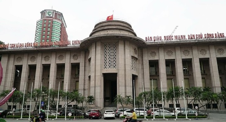Lãi suất liên ngân hàng hạ nhiệt sau nửa năm 'leo thang'