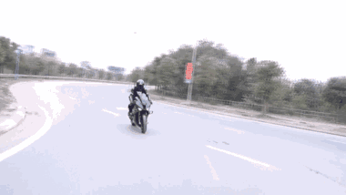 Sức mạnh 'siêu cá voi' BMW S1000RR với khối động cơ 4 xi lanh thẳng hàng