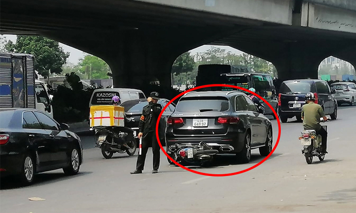 Ô tô Mercedes đỗ giữa đường khiến xe máy gặp nạn
