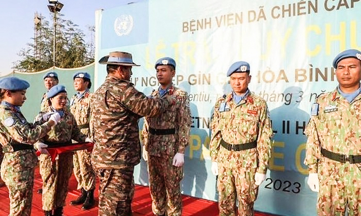 Bệnh viện Dã chiến cấp 2 số 4 Việt Nam đón nhận Huy chương Gìn giữ Hòa bình LHQ