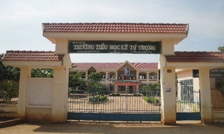 Hàng chục học sinh nghi ngộ độc sau khi nhận bóng bay của 4 người lạ mặt