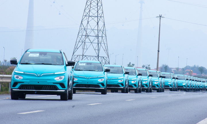 Đoàn taxi điện VinFast rời nhà máy về Hà Nội, chuẩn bị vận hành trong tháng 4