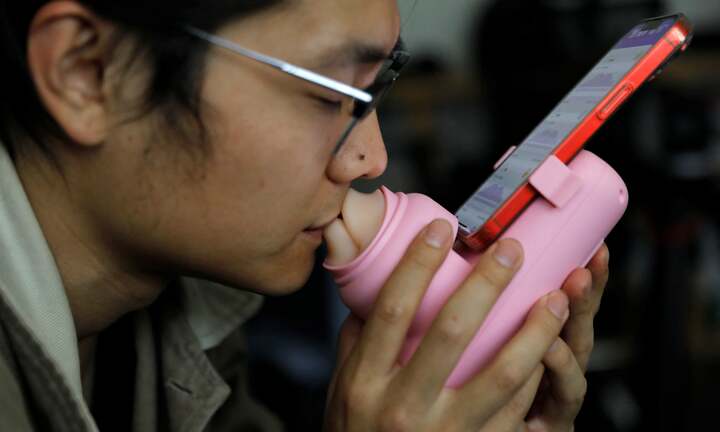 Thiết bị 'hôn môi xa' qua Internet, giá 38 USD/chiếc gây sốt mạng xã hội