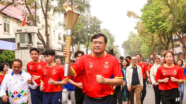 Ngọn đuốc SEA Games 32 rực cháy trên phố Hà Nội