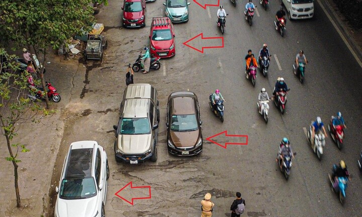 Bị phạt vì đỗ xe giữa lòng đường, tài xế nói 'biết sai nhưng không còn cách nào'