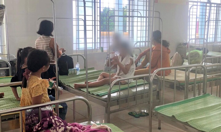 Sức khỏe 31 học sinh bị ngộ độc sau khi nhận bóng bay của người lạ ra sao?