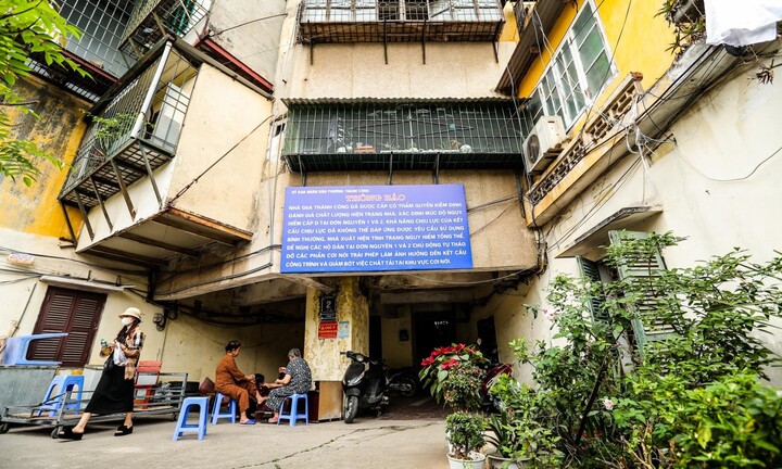 Hà Nội: Chung cư có nguy cơ sập đổ bị rào tôn, 21 hộ dân vẫn quyết bám trụ
