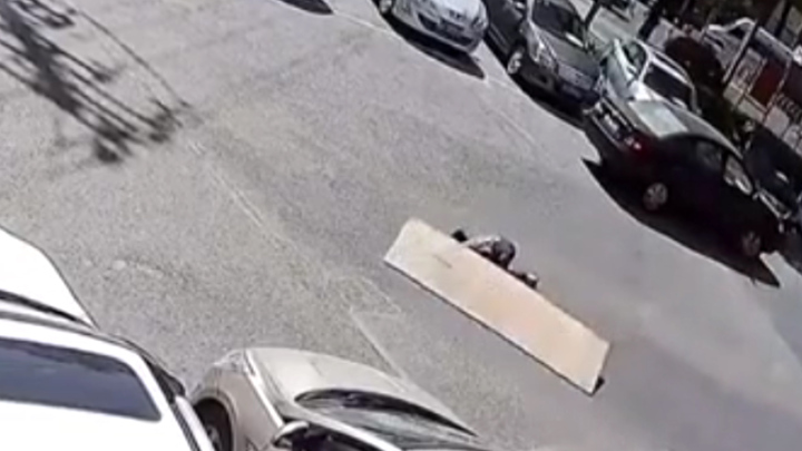 Tấm ván từ trên trời rơi xuống đè trúng người phụ nữ đang đi bộ