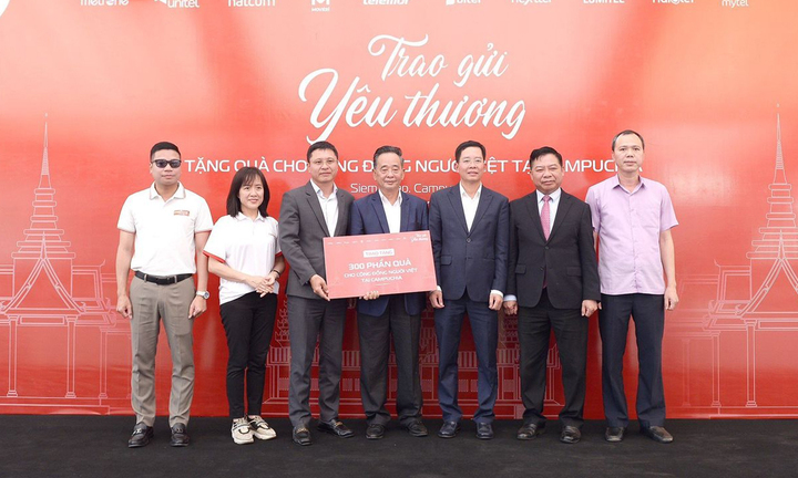 Tặng 300 suất quà cho bà con người Việt có hoàn cảnh khó khăn ở Campuchia