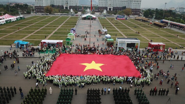 Rực rỡ Lễ thượng cờ Tổ quốc tại Tiền Phong Marathon 2023