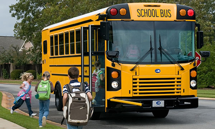 Học sinh suýt bị người lạ bắt cóc khi đứng chờ xe buýt