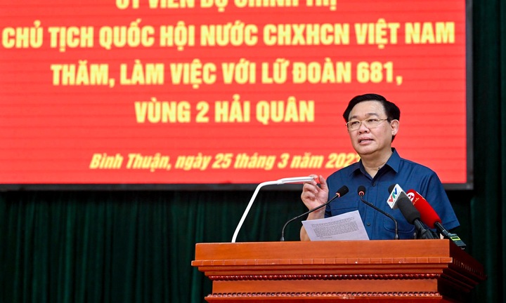 Chủ tịch Quốc hội thăm và làm việc với Lữ đoàn 681, Quân chủng Hải quân