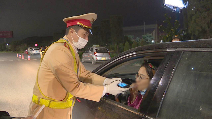 Vi phạm nồng độ cồn mức kịch khung, nữ tài xế bị phạt 35 triệu đồng