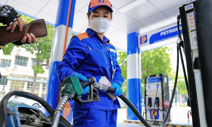 Giá xăng dầu hôm nay 25/3: Tiếp tục lao dốc
