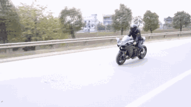 Kawasaki Ninja H2 Carbon giá 1,4 tỷ đồng mạnh nhất thế giới trên phố Hà Nội