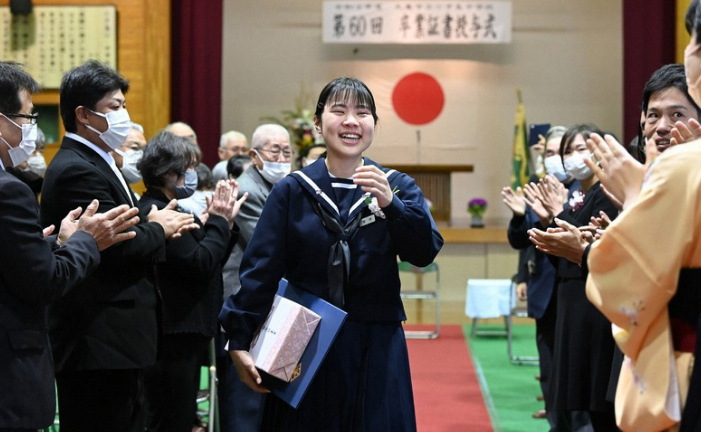 Ngôi trường cấp 2 ở Nhật tổ chức lễ tốt nghiệp cho học sinh duy nhất
