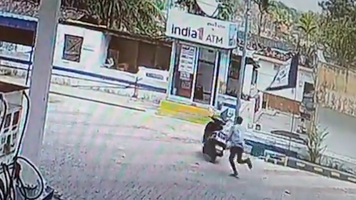 Kẹt dây ga, xe máy tông thẳng vào ATM